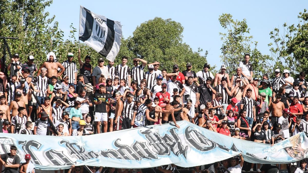 Los hinchas de Gimnasia y Esgrima fueron en gran número al debut ante el CADU. El sábado se espera una gran convocatoria ante Flandria.