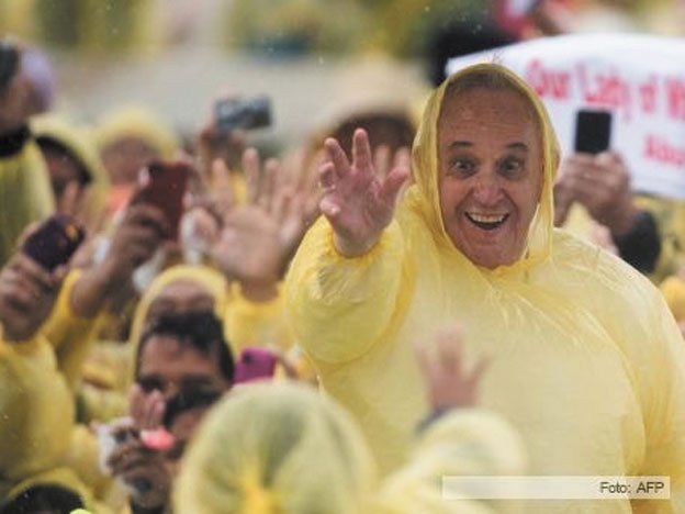 El Papa brindó una misa para los sobrevivientes del tifón en medio de una fuerte tormenta tropical