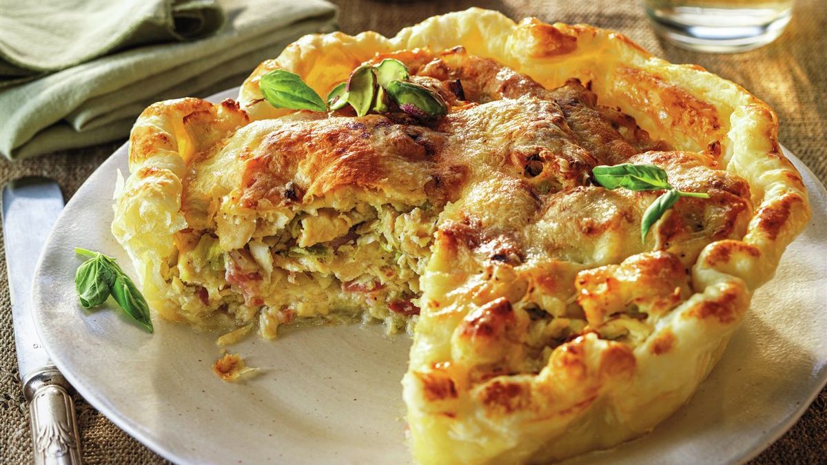 Recetas: cómo hacer una tarta de pollo con panceta y masa casera. Recetas: cómo hacer una tarta de pollo con panceta y masa casera.