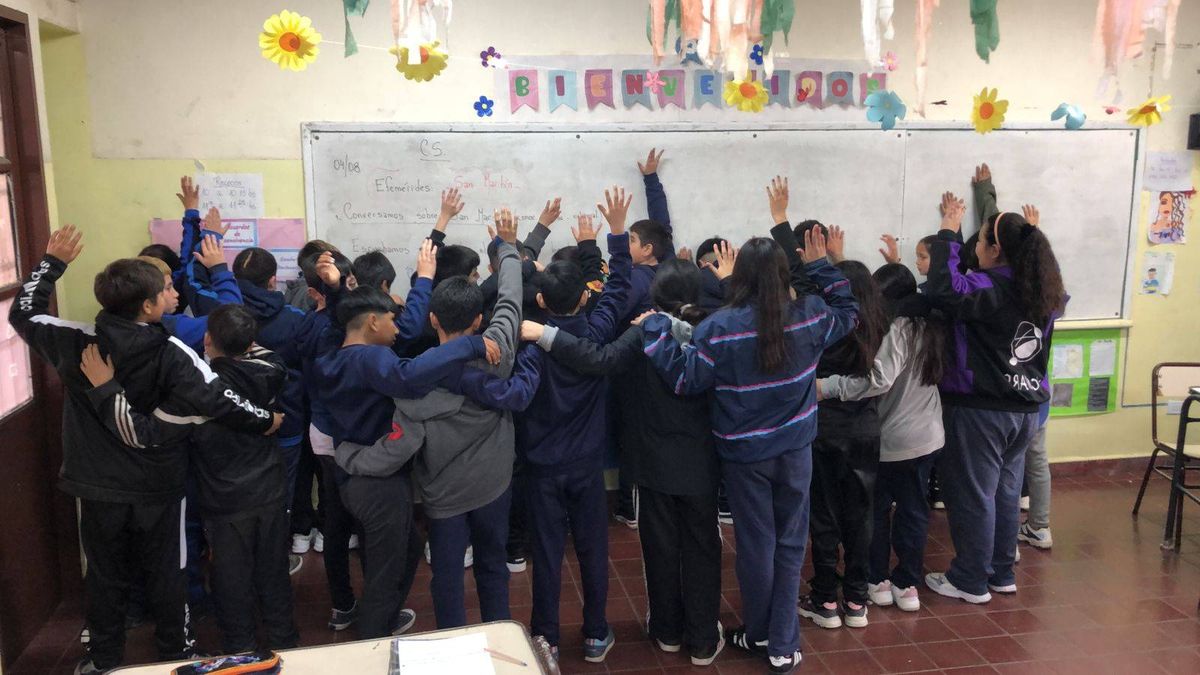 Algunos chicos de 6to grado de la escuela Tierra de Huarpes necesitan su buzo de egresados. No pueden costearlo. 