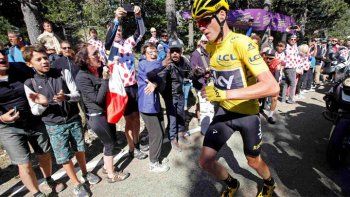 Video: Froome se estrelló contra una moto y corrió sin bicicleta a la meta