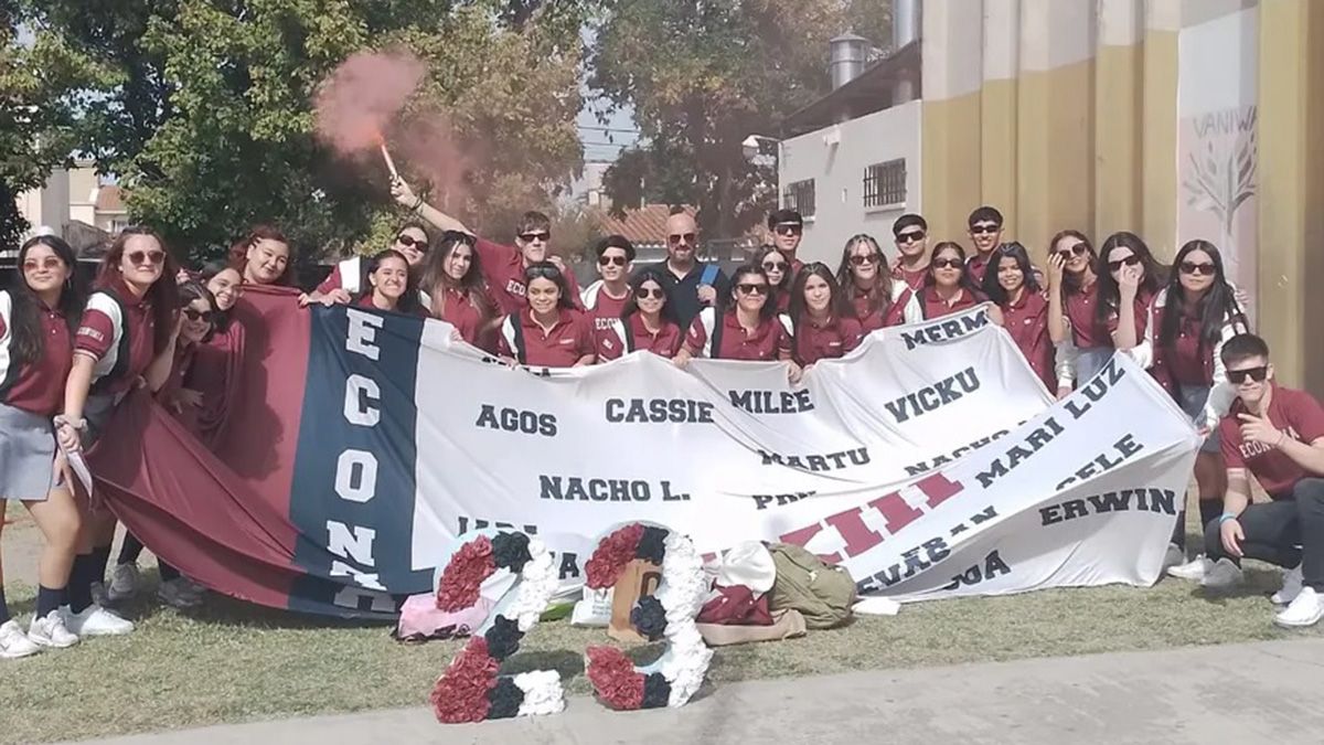 Sus compañeros le regalaron la campera de egresados que ella no podía comprar. Foto: Gentileza La Nación