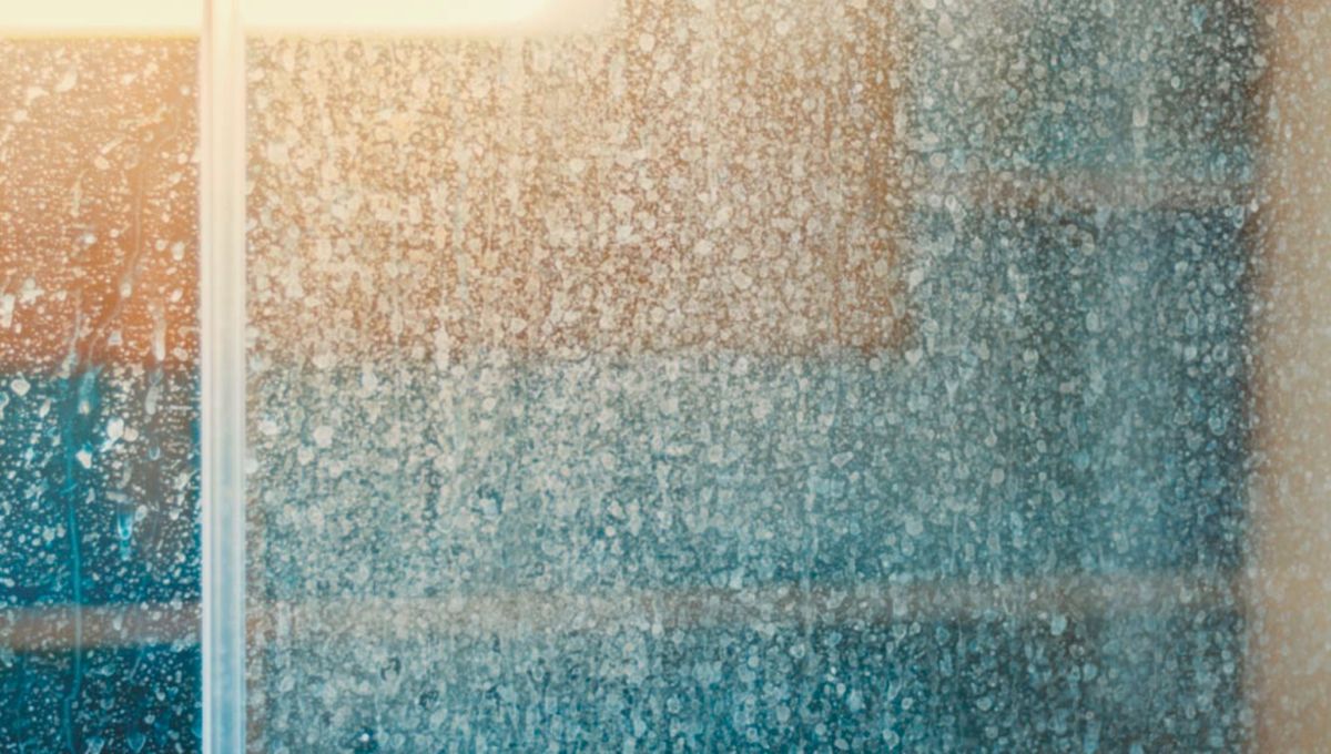 Limpiar estas marcas solo con agua, no suele funcionar y a los pocos minutos reaparecen las manchas.&nbsp;