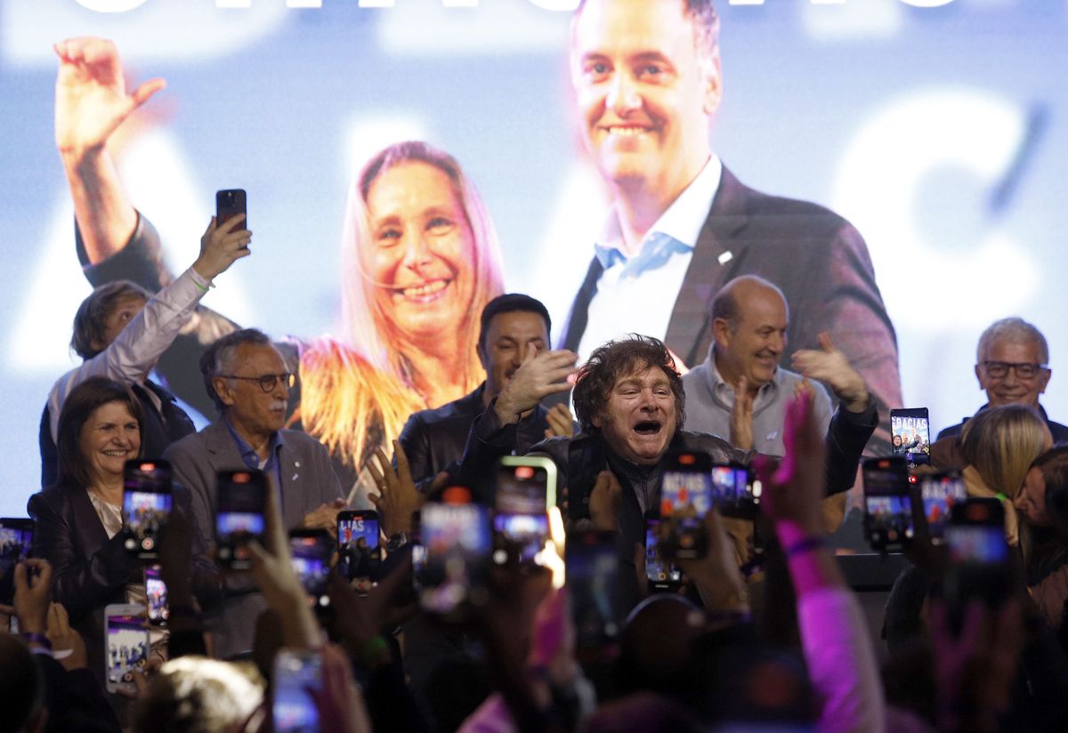 El presidente Javier Milei llamó a pintar de violeta todo el país, en referencia al color que caracteriza a La Libertad Avanza. El presidente Javier Milei llamó a pintar de violeta todo el país, en referencia al color que caracteriza a La Libertad Avanza.