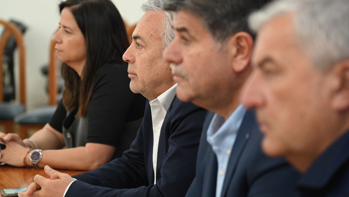 Alfredo Cornejo participó junto a Mario Abed, intendente de Junín, de la apertura de sobres por la segunda etapa de la Doble Vía del Este. Alfredo Cornejo participó junto a Mario Abed, intendente de Junín, de la apertura de sobres por la segunda etapa de la Doble Vía del Este.