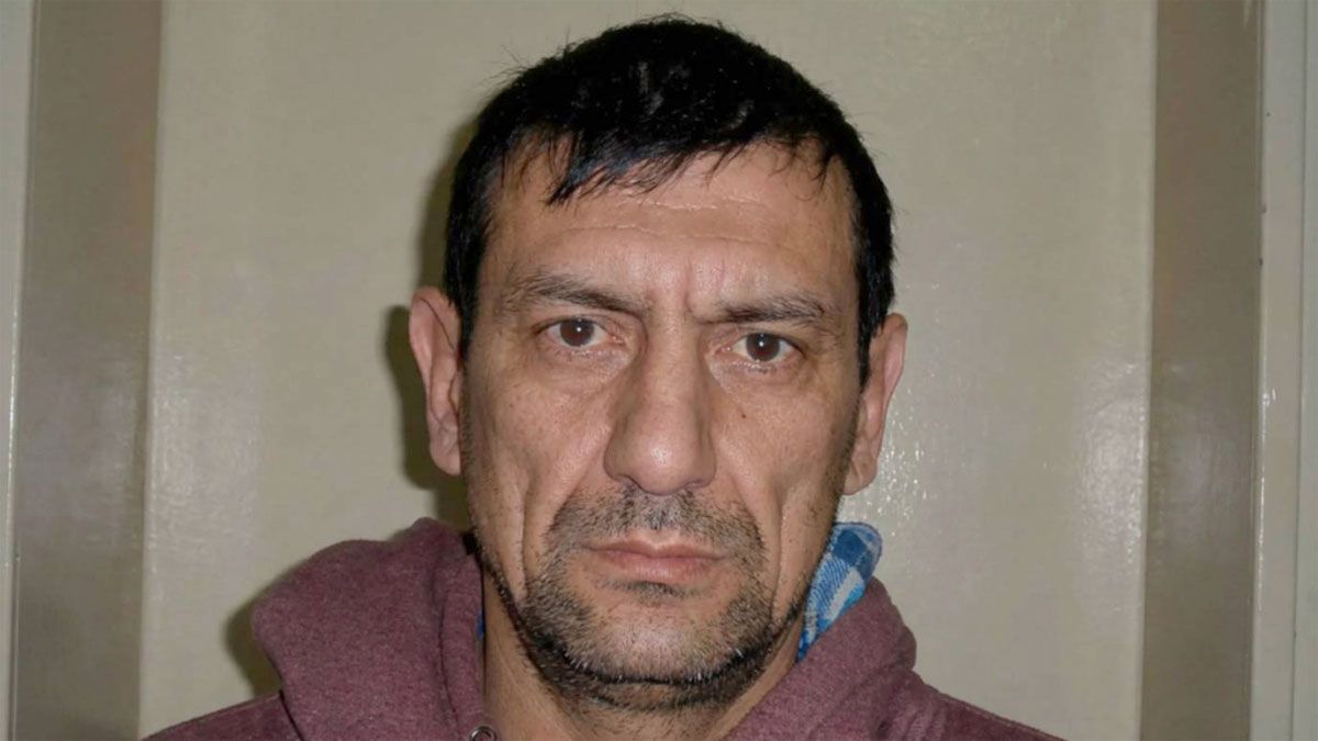 El preso asesino que utilizó la mejor artimaña para escapar: lo buscan hasta debajo de las piedras