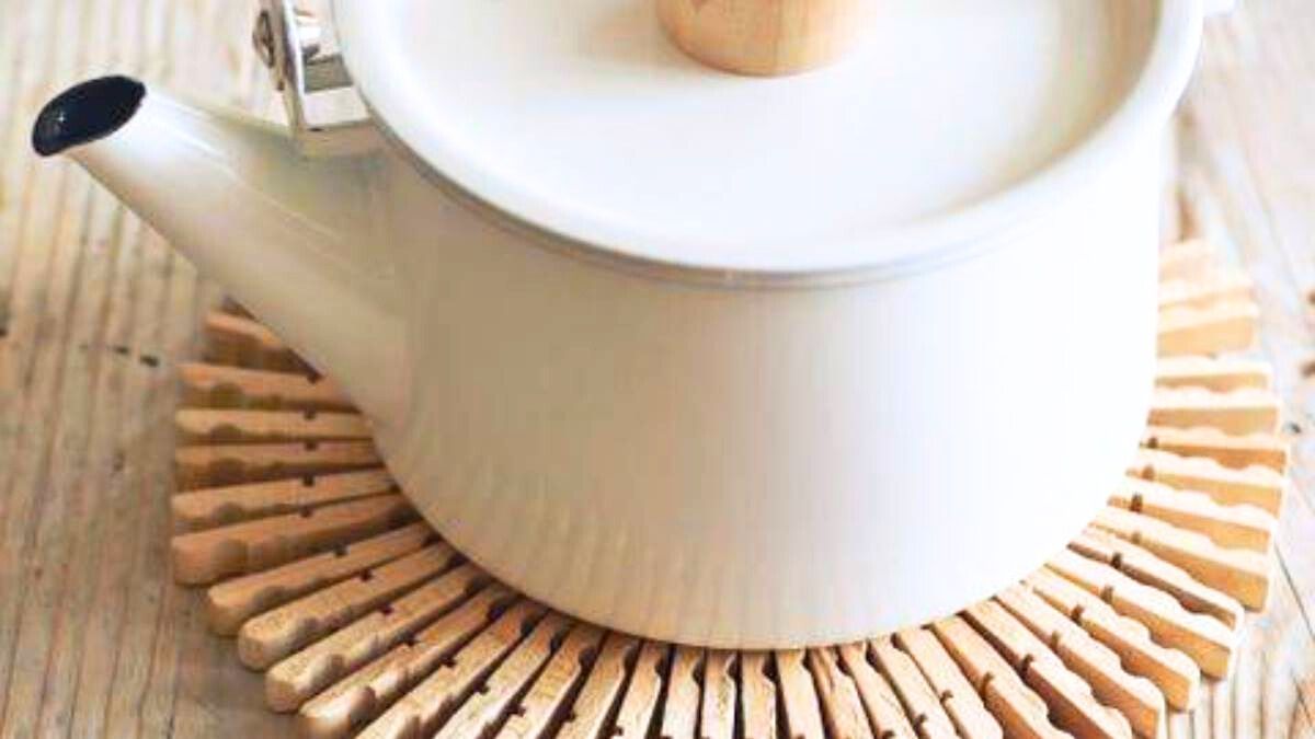 En pocos pasos crea un hermoso posa pava o fuente con ganchos de madera