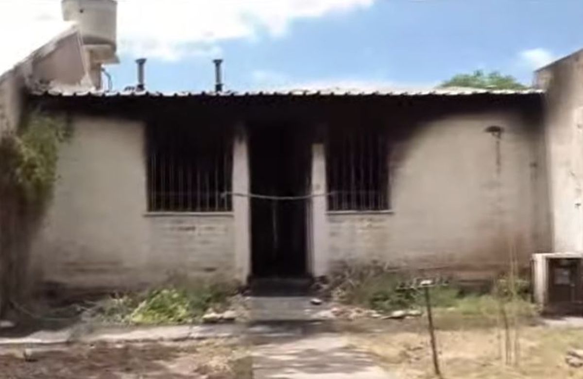 Una de las viviendas incendiadas en Luján.