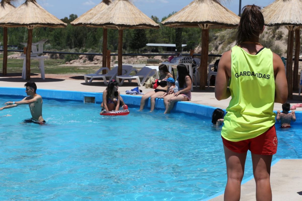 Mendocinos escapan del calor en la Playa Luján.