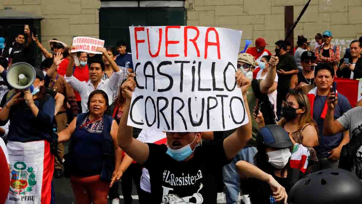 Algunos peruanos salieron a las calles para reclamar la salida de Pedro Castillo de la presidencia.
