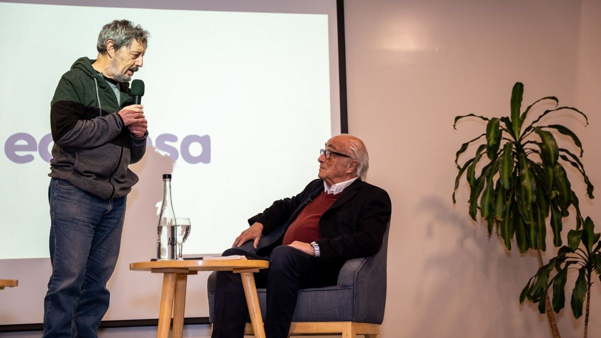 Compañeros de radio: el periodista Andrés Gabrielli y Bebo Granados. Compartieron por muchos años el espacio radial "Primeras Voces" en Radio Nihuil. Compañeros de radio: el periodista Andrés Gabrielli y Bebo Granados. Compartieron por muchos años el espacio radial "Primeras Voces" en Radio Nihuil.
