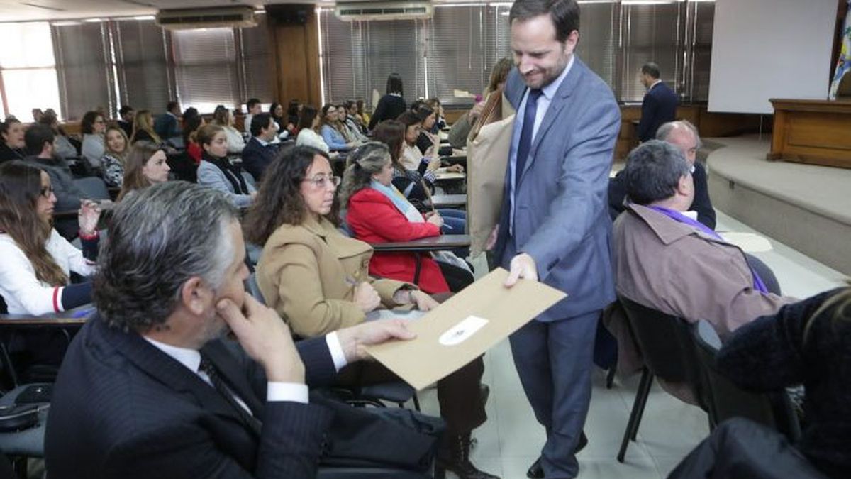 Cerca de 150 abogados se presentaron a rendir el examen escrito para ser parte de la Oficina de Conciliación Civil y Comercial. Cerca de 150 abogados se presentaron a rendir el examen escrito para ser parte de la Oficina de Conciliación Civil y Comercial.
