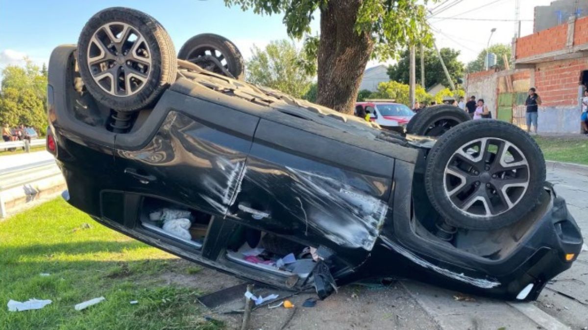 Así quedó la camioneta luego de que el delincuente atropellara a la mujer de 41 años y a la bebé e 11 meses que murió