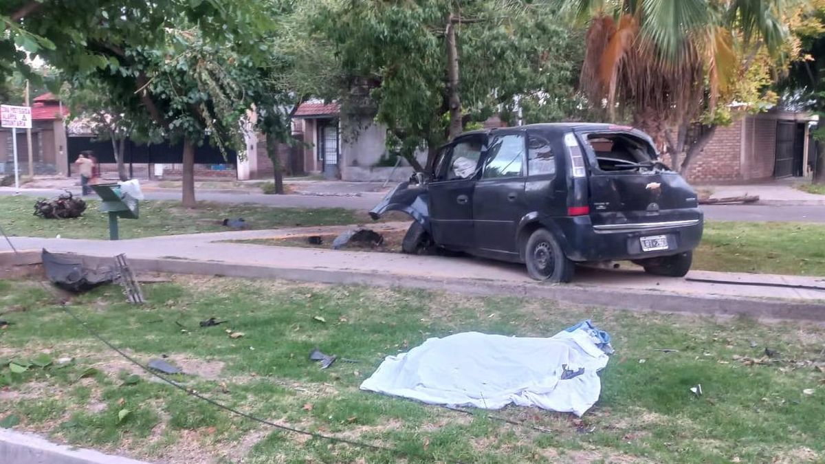 El auto quedó en el cantero central por donde circulaba el peatón que fue atropellado. El auto quedó en el cantero central por donde circulaba el peatón que fue atropellado.