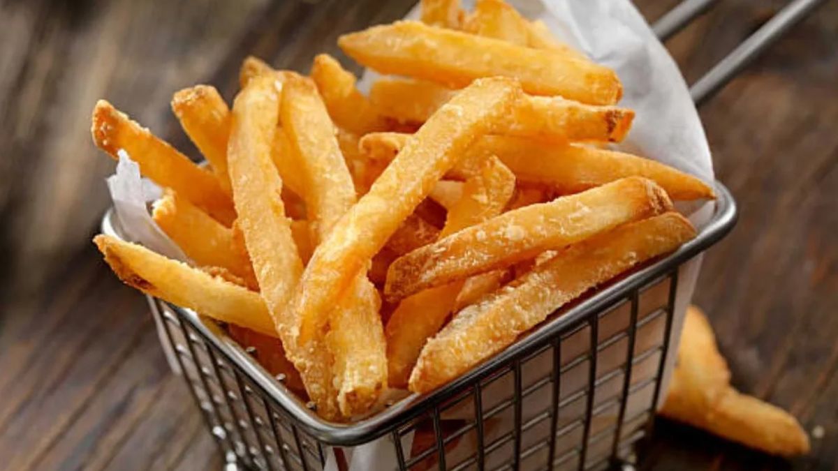 Las papas fritas es uno de los alimentos más populares de la gastronomía argentina y acompañan a numerosas comidas Las papas fritas es uno de los alimentos más populares de la gastronomía argentina y acompañan a numerosas comidas