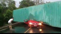 Un camión aplastó a un auto en Brasil: 3 argentinos muertos