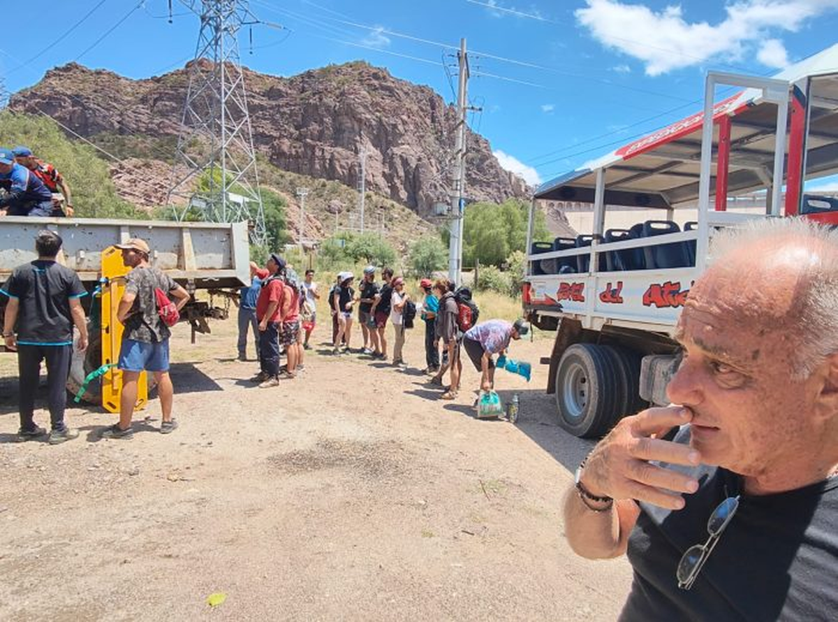 Policía, Defensa Civil, Bomberos y hasta prestadores turísticos locales trabajaron en el rescate y evacuación de personas y vehículos Policía, Defensa Civil, Bomberos y hasta prestadores turísticos locales trabajaron en el rescate y evacuación de personas y vehículos