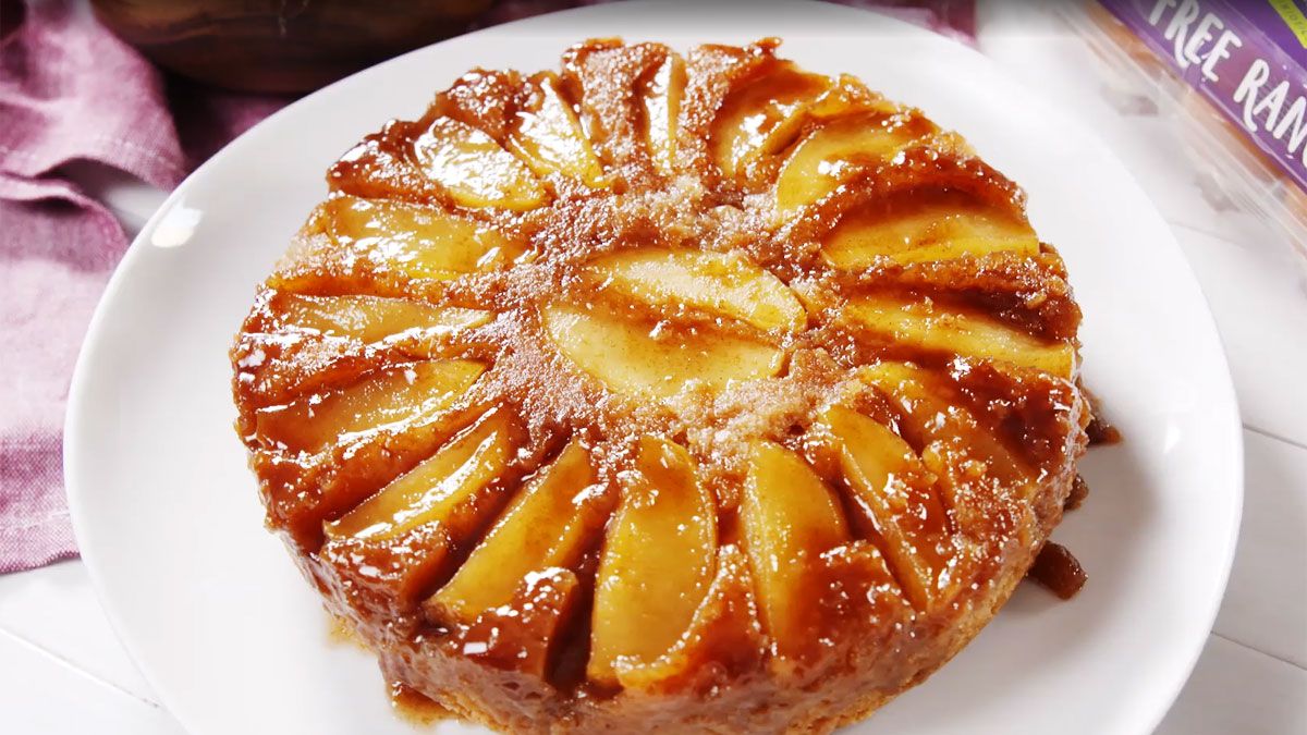 Cómo hacer una torta invertida de manzana y caramelo: la receta de la delicia casera para compartir en familia