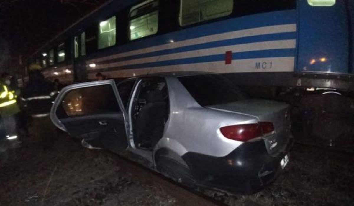 Cruzó con la barrera baja, se le quedó el remis en la vía y lo arrolló el tren Roca