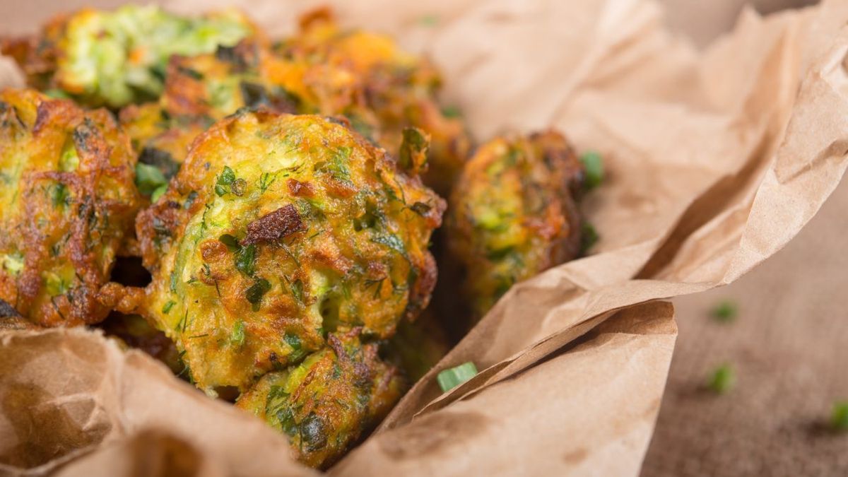 Los buñuelos de acelga se pueden acompañar con una salsa de queso crema y verdeo. Los buñuelos de acelga se pueden acompañar con una salsa de queso crema y verdeo.