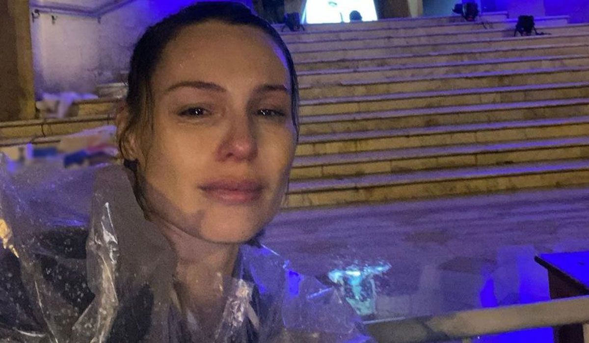 Bajo la lluvia y desconsolada, Pampita cumplió su promesa