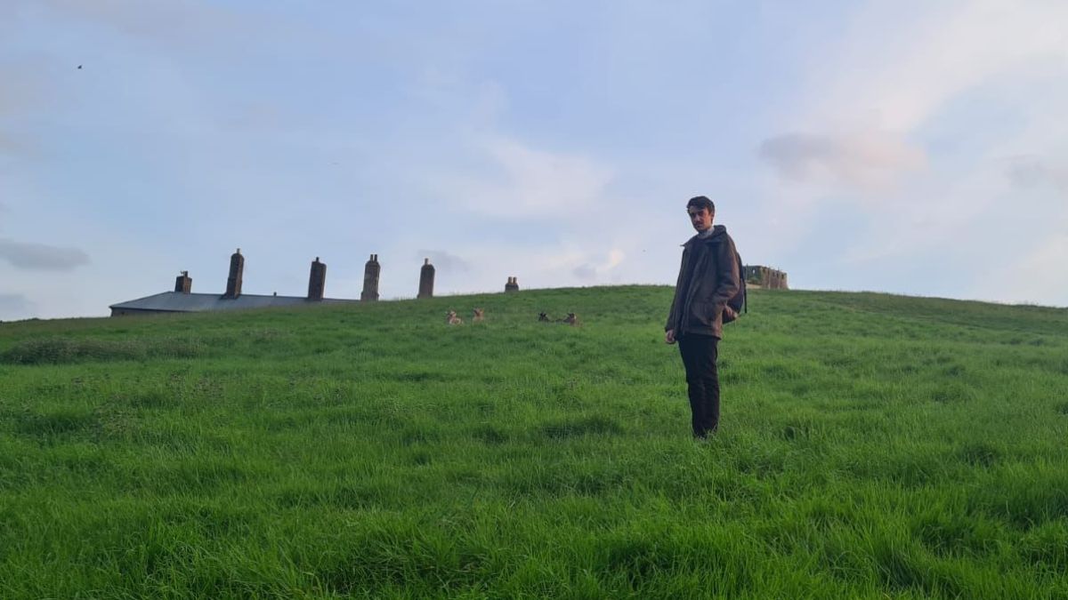 En Gran Bretaña. Aquí Juan Cruz posa en la campiña irlandesa. Se encuentra en Europa como estudiante de intercambio y trabajando en su proyecto Diplomacia Activa.
