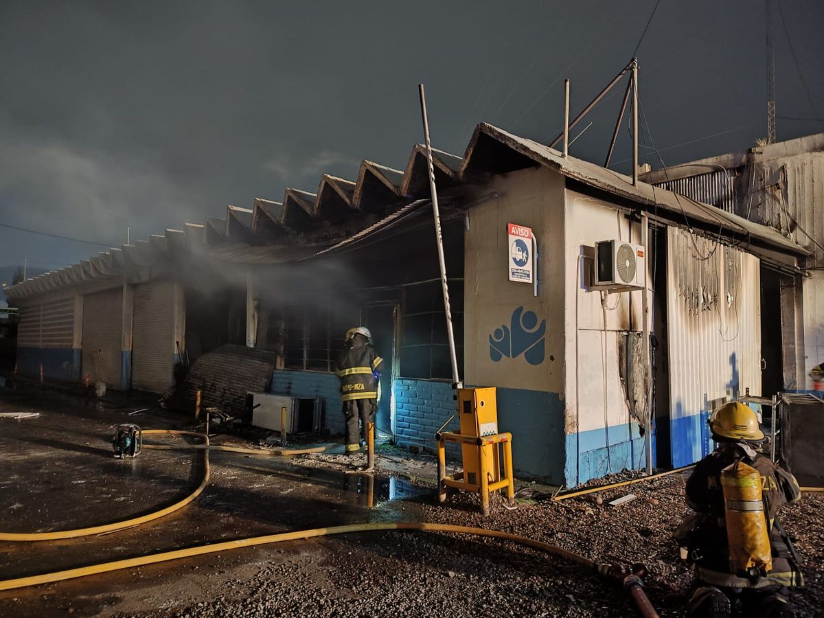 Los galpones de Servicios Públicos ardieron esta madrugada. Rápidamente fue controlado por los Bomberos Voluntarios. Los galpones de Servicios Públicos ardieron esta madrugada. Rápidamente fue controlado por los Bomberos Voluntarios.
