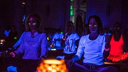 Yoga a Ciegas: nueva experiencia sensorial al atardecer en el Hilton Hotel Mendoza.
