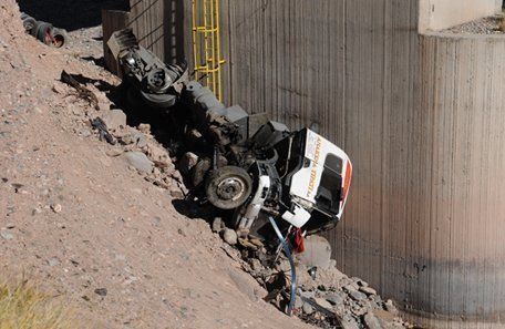 Un camión cayó al Río Mendoza en alta montaña y murieron sus dos ocupantes