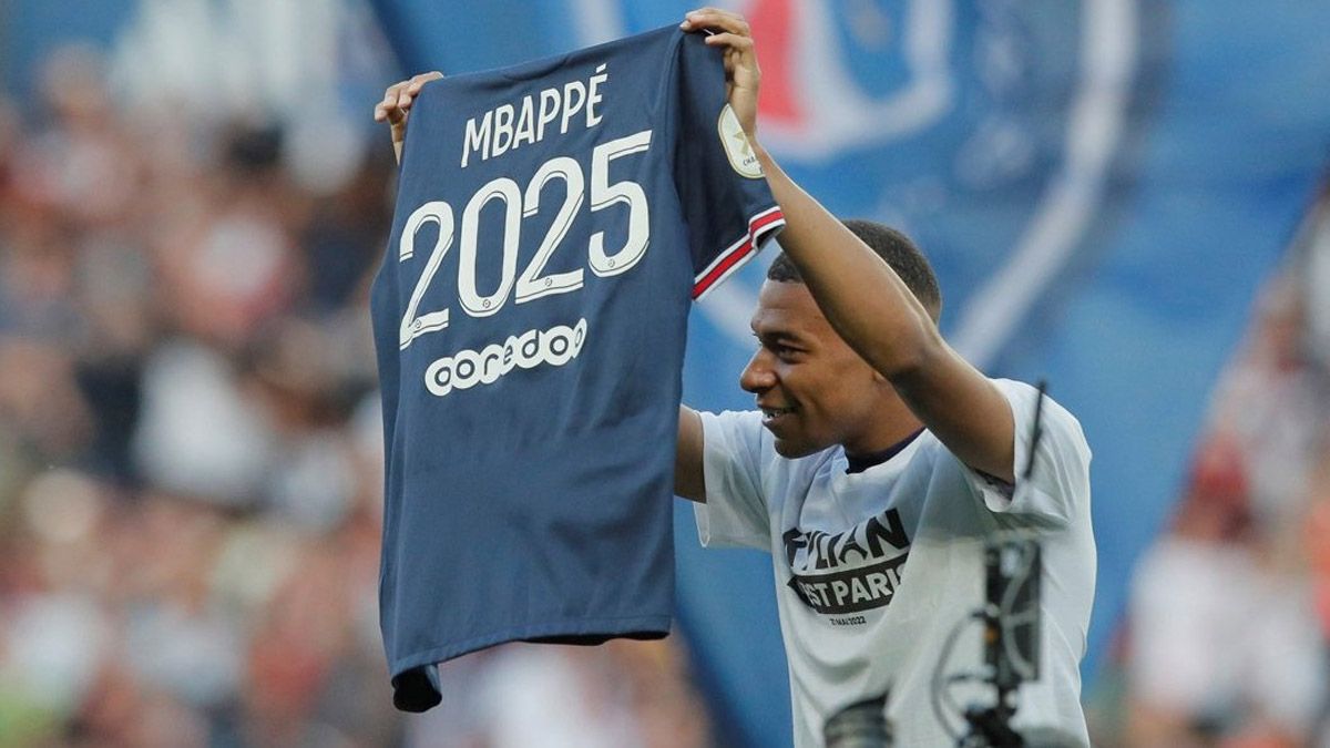 Kylian Mbappé le muestra al mundo que seguirá en el PSG hasta el 2025.