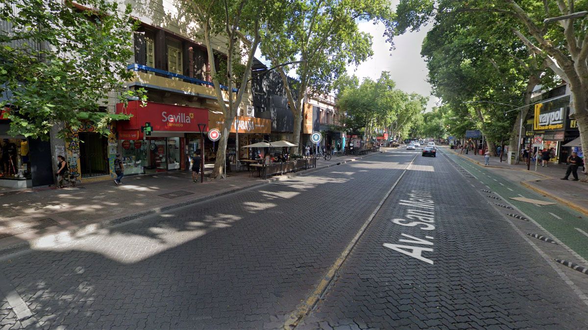 La reconocida chocolatería donde la mujer cometió las estafas está ubicada en calle San Martín a metros de calle Las Heras, en Capital. La reconocida chocolatería donde la mujer cometió las estafas está ubicada en calle San Martín a metros de calle Las Heras, en Capital.