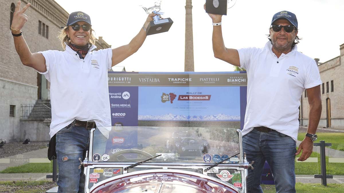 Alejandro López y Gabriel Gourovich, con el premio al mejor auto de la competencia del Rally de las Bodegas.
