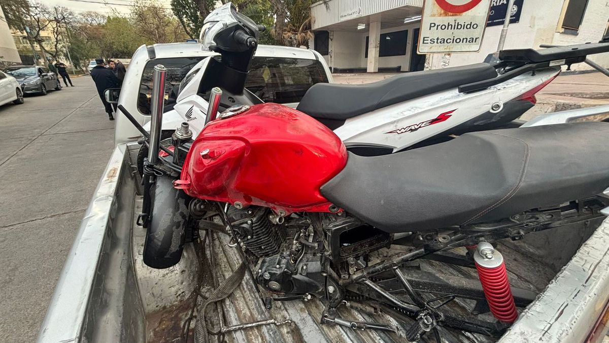 Algunas de las motos secuestradas en los allanamientos en Capital serían las que los motochorros usaban para cometer los delitos. Algunas de las motos secuestradas en los allanamientos en Capital serían las que los motochorros usaban para cometer los delitos.