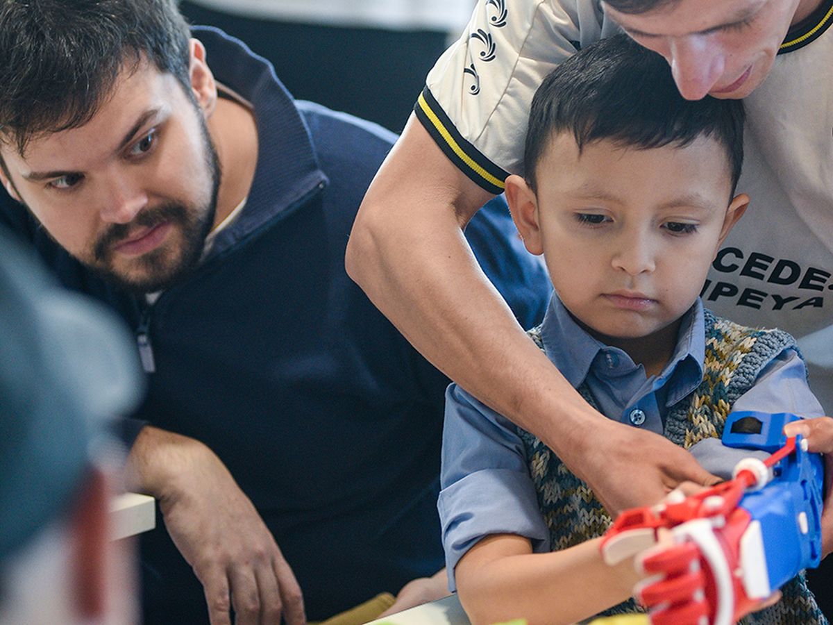 Los voluntarios de Banco Macro que se acercaron a Torre Macro fueron capacitados por Gino Tubaro y su equipo, y tuvieron así la oportunidad única de ensamblar las prótesis 3D.