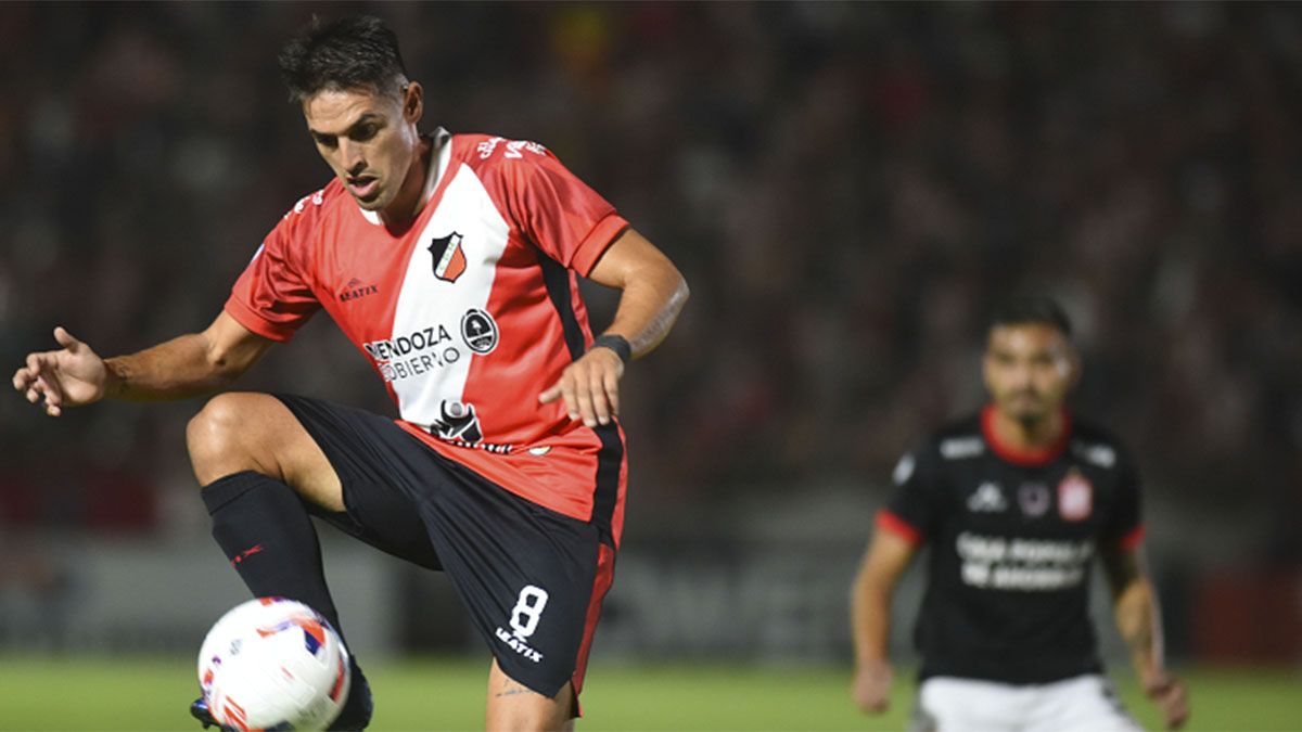 Fausto Montero controla la pelota. Con la camiseta del Cruzado el Memo enfrentó en dos oportunidades a San Martín (T). Fausto Montero controla la pelota. Con la camiseta del Cruzado el Memo enfrentó en dos oportunidades a San Martín (T).