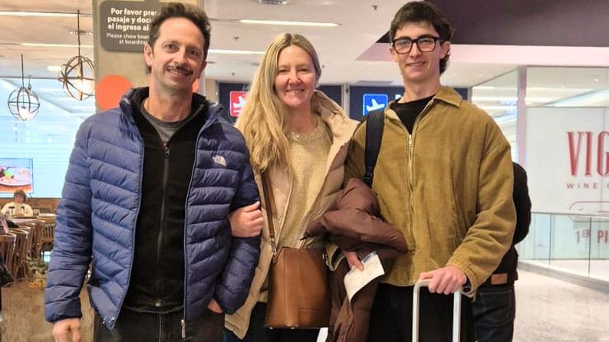 Justo en el aeropuerto rumbo a Varsobia. Fue este lunes y estuvo acompañado por sus padres. Justo en el aeropuerto rumbo a Varsobia. Fue este lunes y estuvo acompañado por sus padres.