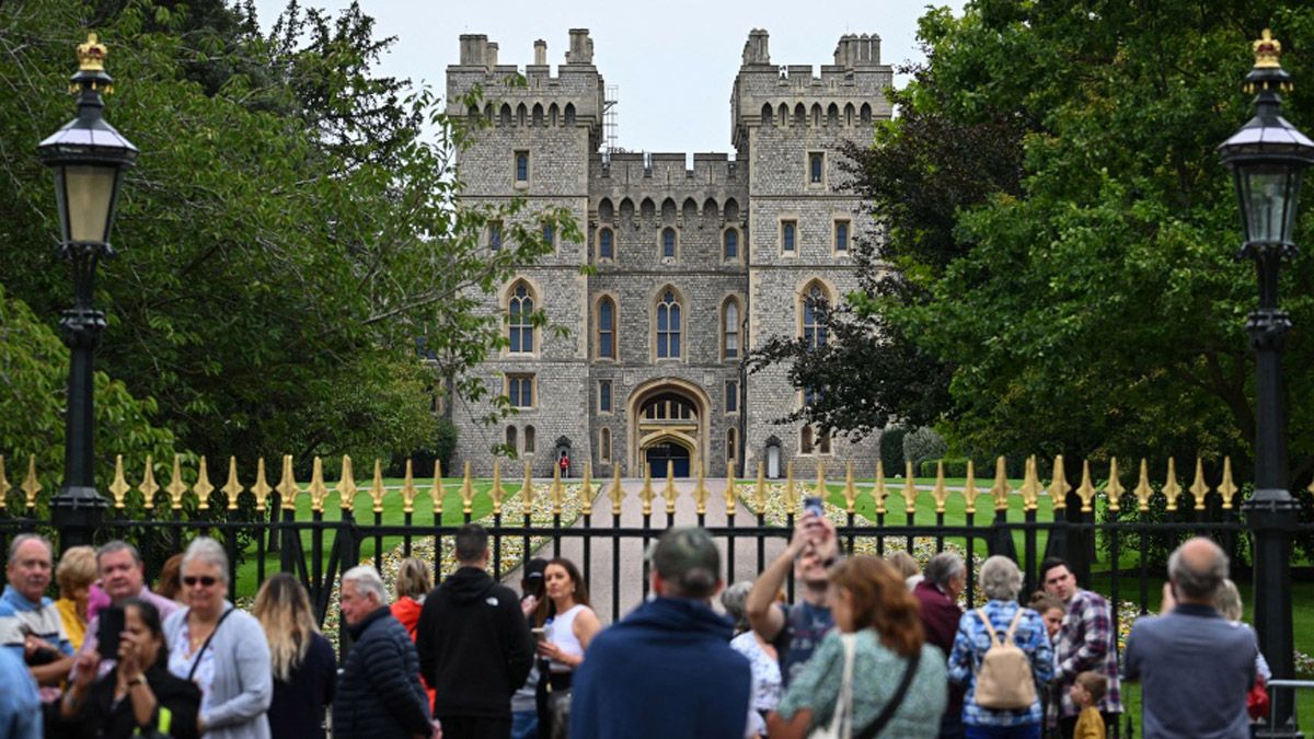 Muchas personas esperan en Londres para pasar frente al féretro que contiene los restos de Isabel II, quien murió el jueves pasado en Escocia