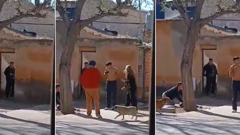 Video: mientras la víctima de femicidio era asistida, el agresor miraba desde la puerta de la casa