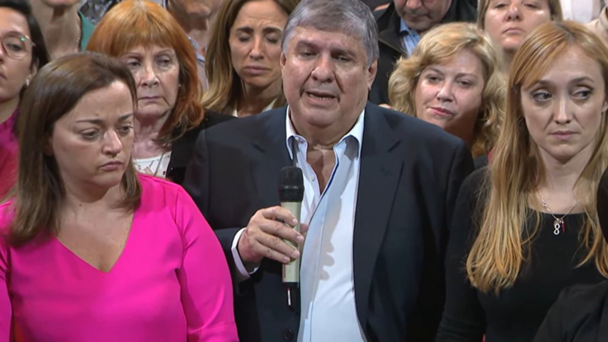 La diputada Cecilia Moreau y los senadores José Mayans y Anabel Fernández Sagasti con expresiones que reflejan la difícil noche que pasó la política argentina.