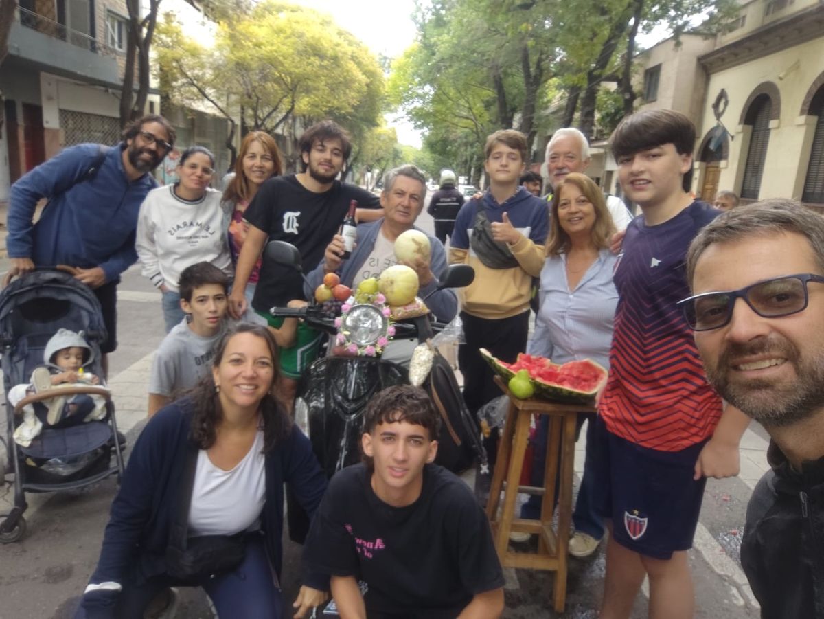 Vendimia 2025. Miguel Ripa en su moto adaptada con los tesoros de la tierra y de la vida. Vendimia 2025. Miguel Ripa en su moto adaptada con los tesoros de la tierra y de la vida.