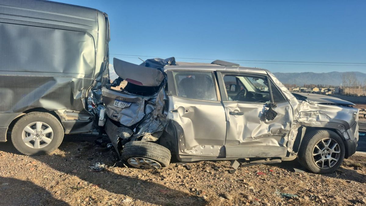 Así quedó el Jeep tras un accidente en Acceso Sur y calle Anchorena, de Luján. Así quedó el Jeep tras un accidente en Acceso Sur y calle Anchorena, de Luján.