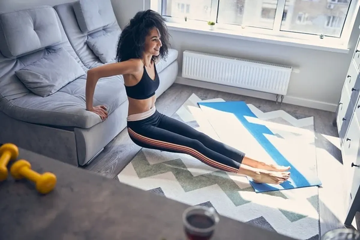 Este ejercicio puede hacerse en cualquier superficie que nos permita agacharnos en frente. Este ejercicio puede hacerse en cualquier superficie que nos permita agacharnos en frente.