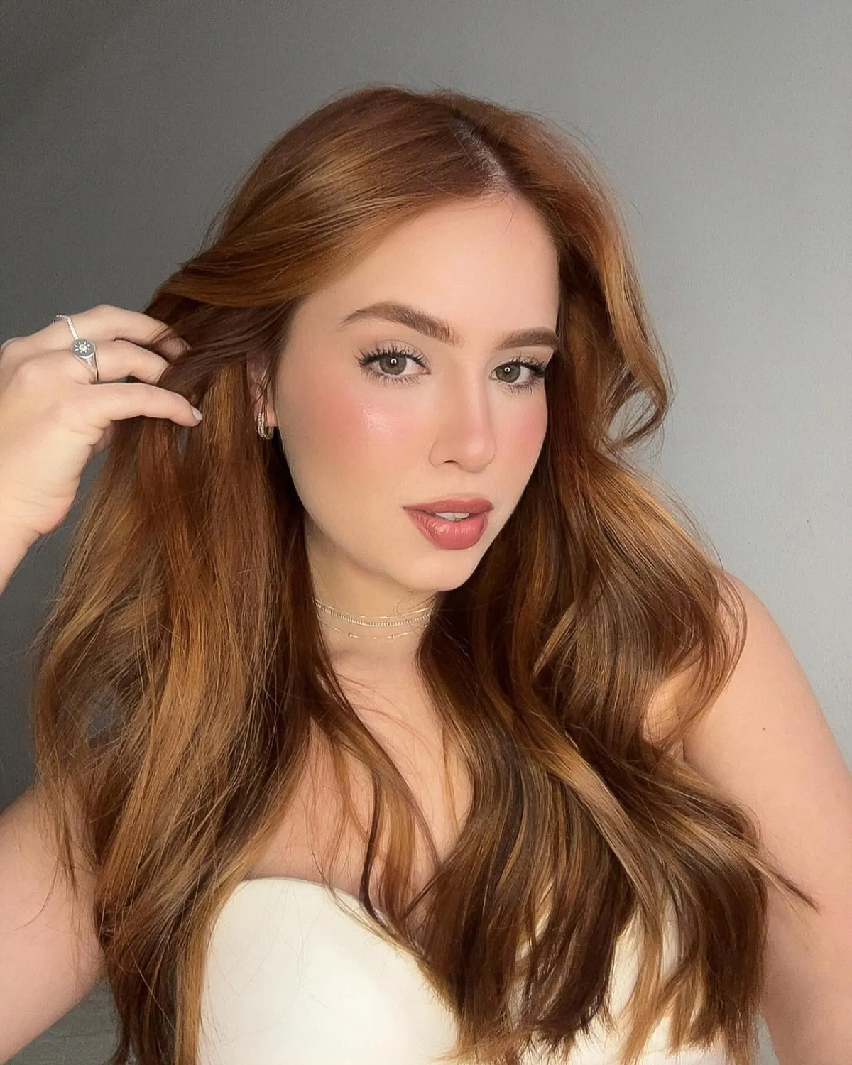 Este color de tinte para tapar canas queda a la perfección en personas con ojos verdes o marrones. Este color de tinte para tapar canas queda a la perfección en personas con ojos verdes o marrones.