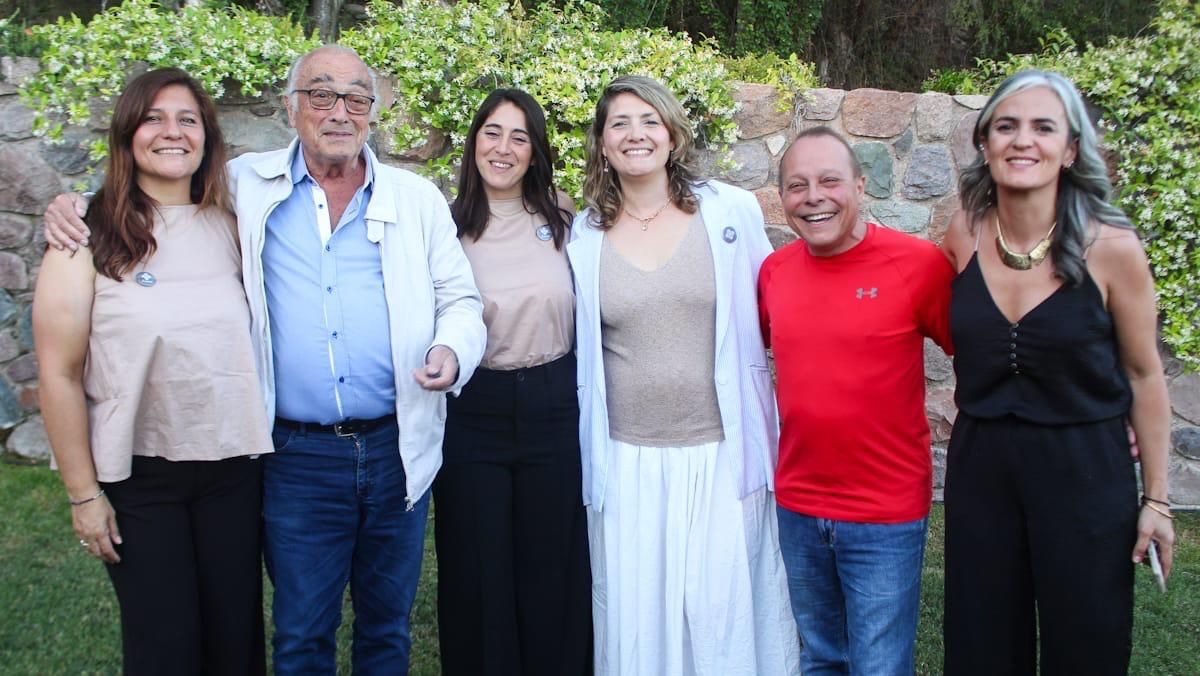 Federico Bandini (de rojo) y el equipo de bodega no querían perder la oportunidad de inmortalizar este momento. Federico Bandini (de rojo) y el equipo de bodega no querían perder la oportunidad de inmortalizar este momento.