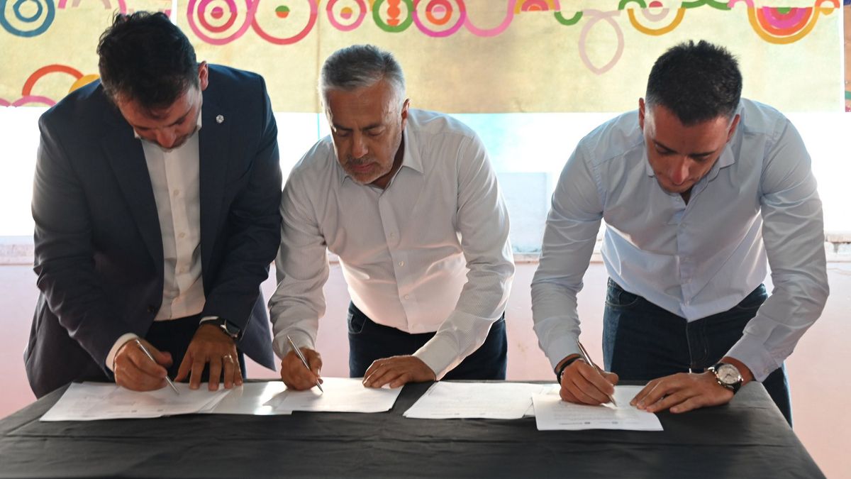 El titular de Educación, Tadeo García Zalazar; el gobernador Alfredo Cornejo y el intendente de Guaymallén, Marcos Calvente,