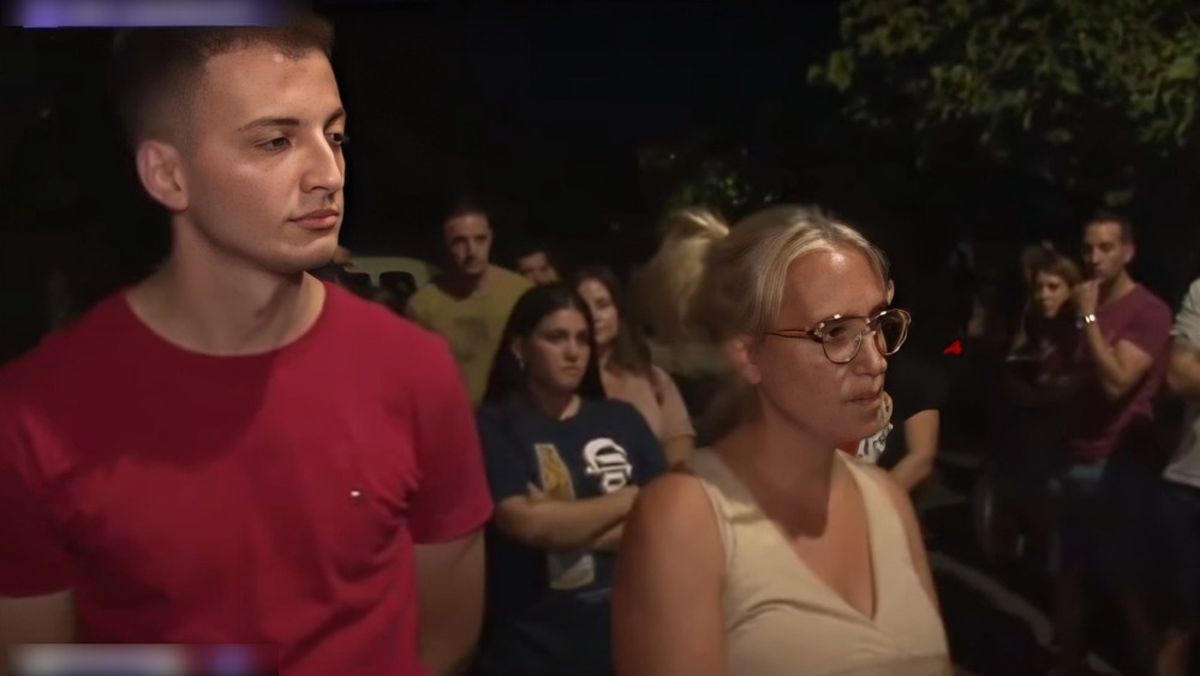 Un nutrido grupo de personas se manifestó frente al domicilio del dueño de la agencia Guillén Enterprise Viajes. Un nutrido grupo de personas se manifestó frente al domicilio del dueño de la agencia Guillén Enterprise Viajes.