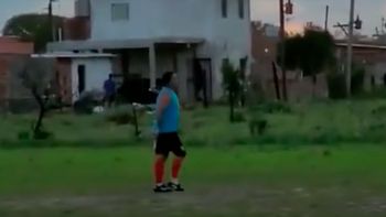 Un policía disparó y amenazó con su arma reglamentaria a sus rivales en un picado de fútbol