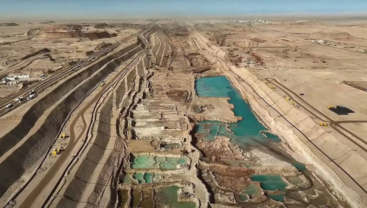 Mueven toneladas de tierra en pleno desierto y levantan la ciudad más futurista del mundo