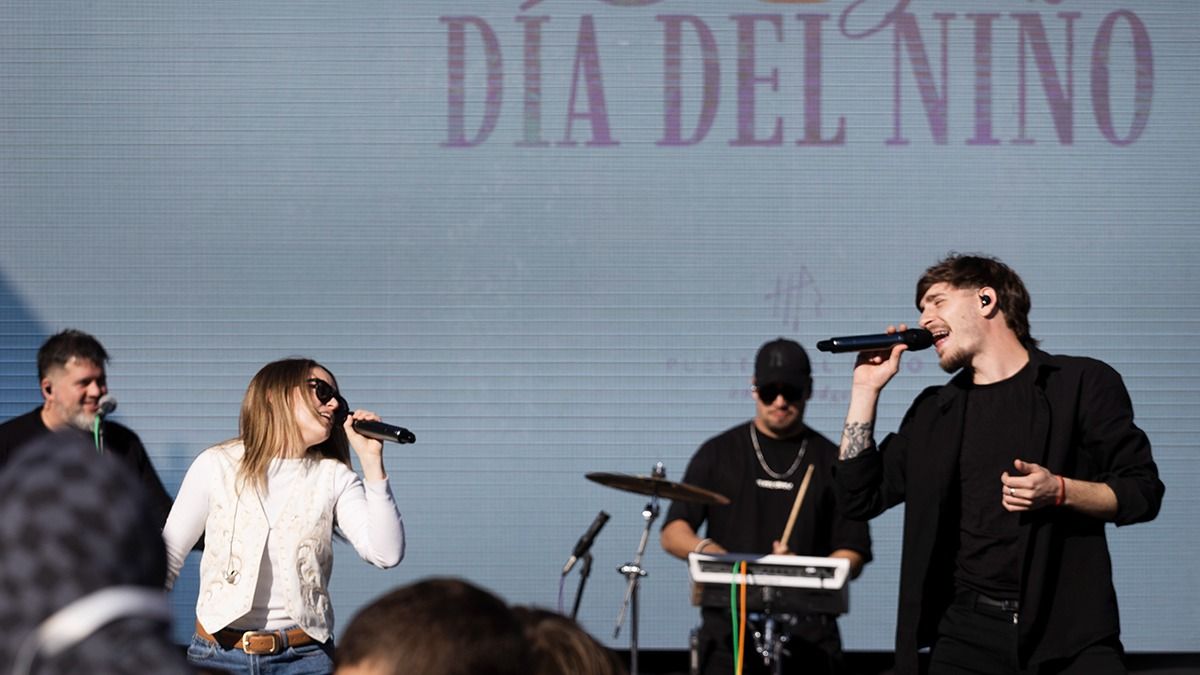 Clari Ceschin y su grupo Paraíso ofrecieron un set de cumbia que hizo bailar a todo Dalvian. Clari Ceschin y su grupo Paraíso ofrecieron un set de cumbia que hizo bailar a todo Dalvian.