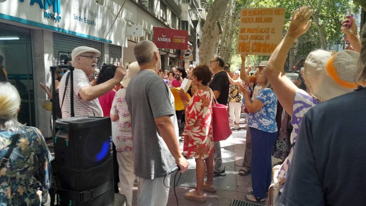 La manifestación de los jubilados llegó a la sede del Pami. La manifestación de los jubilados llegó a la sede del Pami.
